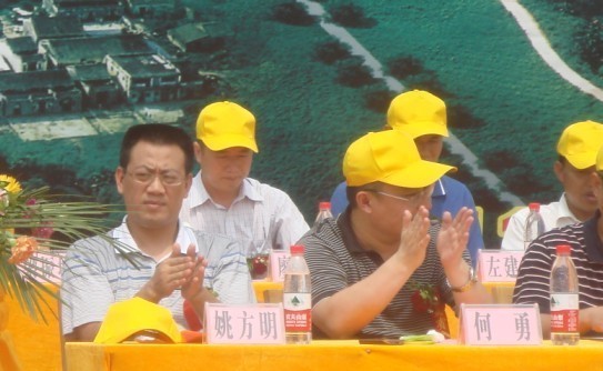 廣西新港灣公司副總經(jīng)理姚方明、生產(chǎn)副總經(jīng)理廖烈宏在會(huì